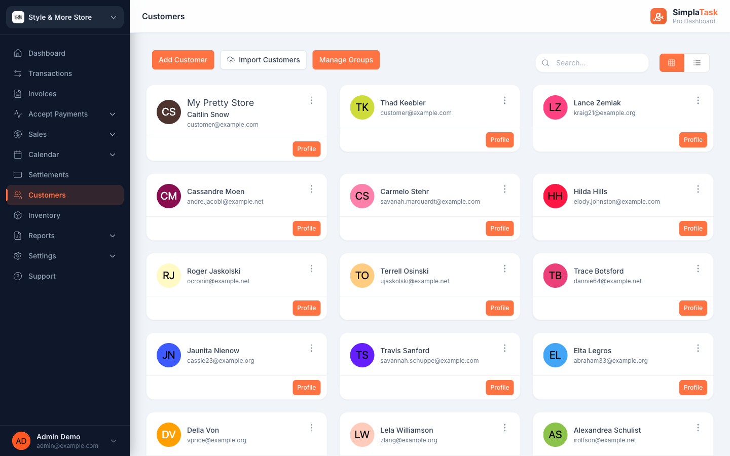 Grid de Clientes en SimplaTask — tarjetas con avatares de colores, nombres, correos y un botón de Perfil por tarjeta